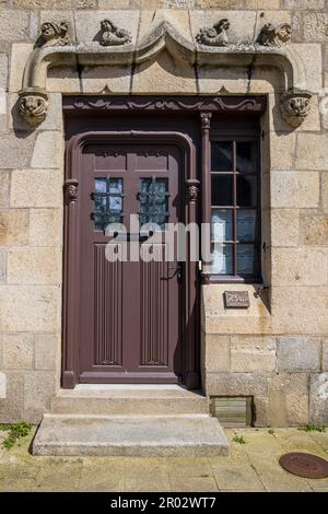 Ein kunstvoll verzierter Eingang in der Altstadt von Roscoff, Bretagne, Frankreich Stockfoto