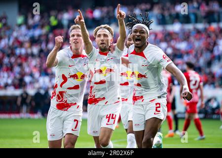 Freiburg Im Breisgau, Deutschland. 06. Mai 2023. Fußball: Bundesliga, SC Freiburg - RB Leipzig, Spieltag 31, Europa-Park Stadion. Leipzigs Kevin Kampl (Zentrum) feiert mit Leipzigs Daniel Olmo Carvajal (l) und Leipzigs Mohamed Simakan (r) das 0:1. Tor. Kredit: Tom Weller/dpa - WICHTIGER HINWEIS: Gemäß den Anforderungen der DFL Deutsche Fußball Liga und des DFB Deutscher Fußball-Bund ist es verboten, im Stadion aufgenommene Fotos und/oder das Spiel in Form von Sequenzbildern und/oder videoähnlichen Fotoserien zu verwenden oder verwenden zu lassen./dpa/Alamy Live News Stockfoto