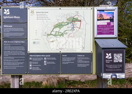 Ightham Mote mittelalterliches Herrenhaus, Mote Road, Ivy Hatch, Sevenoaks, Kent, England, Großbritannien. - Willkommen zum Unterschreiben und Besucherinformationstafel Stockfoto