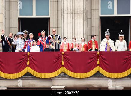 London, Großbritannien. 06. Mai 2023. London, Großbritannien. 6. Mai 2023 König Charles, Königin Camilla, Prinz von Wales, Prinzessin von Wales, Prinz Louis, Prinzessin Charlotte, Prinz George, Sophie, Gräfin von Wessex, Prinz Edward, Herzog von Edinburgh, Lady Louise Mountbatten-Windsor James Mountbatten-Windsor, Earl of Wessex, Prinzessin Anne, Princess Royal erscheinen auf dem Balkon des Buckingham-Palastes während der Krönung von König Charles. Kredit: Doug Peters/Alamy Live News Stockfoto