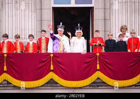 London, Großbritannien. 6. Mai 2023. König Karl III. Und Königin Camilla mit den Königsplatten der Ehre, darunter Prinz George, Lord Oliver Cholmondley, Nicholas Barclay und Ralph Tollemache auf dem Balkon des Buckingham Palace, London, nach der Krönungszeremonie. Foto: Samstag, 6. Mai 2023. Der Bildausdruck sollte lauten: Credits: Matt Crossick/Alamy Live News Stockfoto