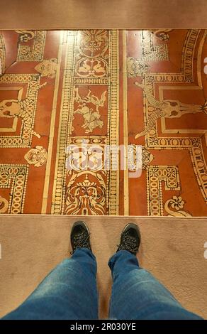 Antikes Mosaik auf dem Boden der Laurentianischen Bibliothek in der Basilika San Lorenzo in Florenz, Italien Stockfoto