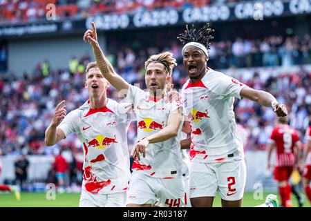 Freiburg Im Breisgau, Deutschland. 06. Mai 2023. Fußball: Bundesliga, SC Freiburg - RB Leipzig, Spieltag 31, Europa-Park Stadion. Leipzigs Kevin Kampl (Zentrum) feiert mit Leipzigs Daniel Olmo Carvajal (l) und Leipzigs Mohamed Simakan (r) das 0:1. Tor. Kredit: Tom Weller/dpa - WICHTIGER HINWEIS: Gemäß den Anforderungen der DFL Deutsche Fußball Liga und des DFB Deutscher Fußball-Bund ist es verboten, im Stadion aufgenommene Fotos und/oder das Spiel in Form von Sequenzbildern und/oder videoähnlichen Fotoserien zu verwenden oder verwenden zu lassen./dpa/Alamy Live News Stockfoto