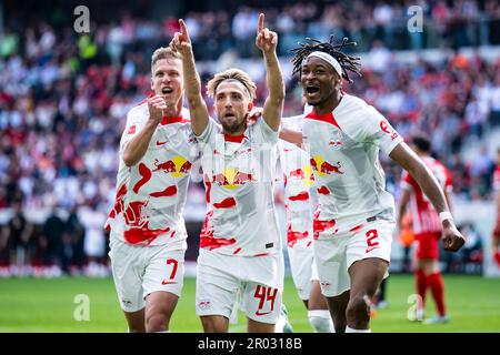 Freiburg Im Breisgau, Deutschland. 06. Mai 2023. Fußball: Bundesliga, SC Freiburg - RB Leipzig, Spieltag 31, Europa-Park Stadion. Leipzigs Kevin Kampl (Zentrum) feiert mit Leipzigs Daniel Olmo Carvajal (l) und Leipzigs Mohamed Simakan (r) das 0:1. Tor. Kredit: Tom Weller/dpa - WICHTIGER HINWEIS: Gemäß den Anforderungen der DFL Deutsche Fußball Liga und des DFB Deutscher Fußball-Bund ist es verboten, im Stadion aufgenommene Fotos und/oder das Spiel in Form von Sequenzbildern und/oder videoähnlichen Fotoserien zu verwenden oder verwenden zu lassen./dpa/Alamy Live News Stockfoto