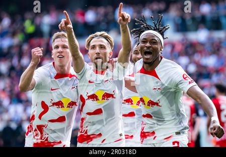 Freiburg Im Breisgau, Deutschland. 06. Mai 2023. Fußball: Bundesliga, SC Freiburg - RB Leipzig, Spieltag 31, Europa-Park Stadion. Leipzigs Kevin Kampl (Zentrum) feiert mit Leipzigs Daniel Olmo Carvajal (l) und Leipzigs Mohamed Simakan (r) das 0:1. Tor. Kredit: Tom Weller/dpa - WICHTIGER HINWEIS: Gemäß den Anforderungen der DFL Deutsche Fußball Liga und des DFB Deutscher Fußball-Bund ist es verboten, im Stadion aufgenommene Fotos und/oder das Spiel in Form von Sequenzbildern und/oder videoähnlichen Fotoserien zu verwenden oder verwenden zu lassen./dpa/Alamy Live News Stockfoto