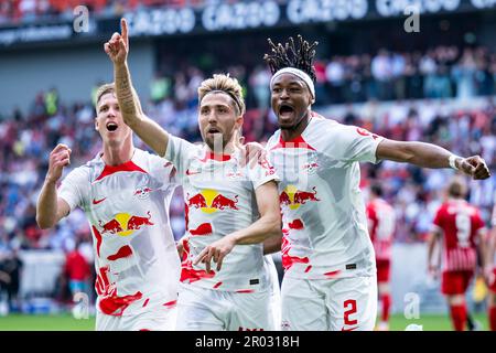 Freiburg Im Breisgau, Deutschland. 06. Mai 2023. Fußball: Bundesliga, SC Freiburg - RB Leipzig, Spieltag 31, Europa-Park Stadion. Leipzigs Kevin Kampl (Zentrum) feiert mit Leipzigs Daniel Olmo Carvajal (l) und Leipzigs Mohamed Simakan (r) das 0:1. Tor. Kredit: Tom Weller/dpa - WICHTIGER HINWEIS: Gemäß den Anforderungen der DFL Deutsche Fußball Liga und des DFB Deutscher Fußball-Bund ist es verboten, im Stadion aufgenommene Fotos und/oder das Spiel in Form von Sequenzbildern und/oder videoähnlichen Fotoserien zu verwenden oder verwenden zu lassen./dpa/Alamy Live News Stockfoto