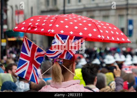 Westminster, London, Großbritannien. 6. Mai 2023 Eine große Anzahl von Menschen kam nach London für die Krönung. Große Bildschirme wurden im Hyde Park für viele aufgestellt, die nicht in die Bereiche um die Prozessionsstraße passten. Ein Großteil des Ereignisses fand bei nassem Wetter statt. Stockfoto