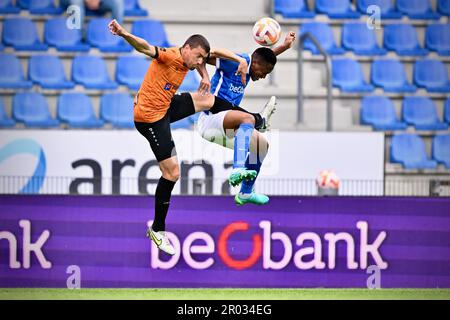 Lommel, Belgien. 06. Mai 2023. Jannes Vansteenkiste von Deinze und Kelvin Pius John von Jong Genk kämpfen bei einem Fußballspiel zwischen Jong Genk (U23) und KMSK Deinze am Samstag, den 06. Mai 2023 in Genk, am 9. Tag (von 10) um den Ball. Der Relegation Play-offs der 1B. Division der belgischen Meisterschaft der „Challenger Pro League“ 2022-2023. BELGA FOTO JOHAN EYCKENS Kredit: Belga News Agency/Alamy Live News Stockfoto