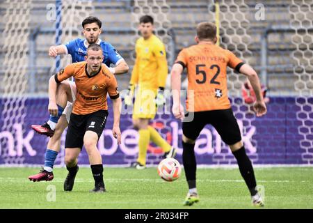 Lommel, Belgien. 06. Mai 2023. Jong Genks Bastien Toma und Deinzes Christophe Janssens kämpfen während eines Fußballspiels zwischen Jong Genk (U23) und KMSK Deinze um den Ball, Samstag, den 06. Mai 2023 in Genk, am 9. Tag (von 10) Der Relegation Play-offs der 1B. Division der belgischen Meisterschaft der „Challenger Pro League“ 2022-2023. BELGA FOTO JOHAN EYCKENS Kredit: Belga News Agency/Alamy Live News Stockfoto