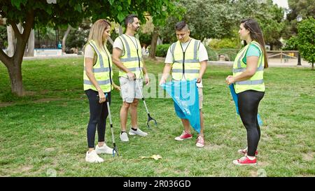 Gruppe von Freiwilligen, die Müll im Park sammeln Stockfoto