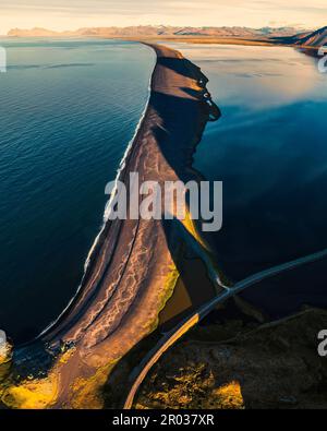 Luftaufnahme des wunderschönen Sonnenaufgangs über den vulkanischen Bergen in ländlicher Umgebung am Ozean der Halbinsel im Sommer in Island Stockfoto