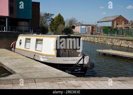 Schmalboot und das Loughborough Canal Basin auf dem Grand Union Canal, Loughborough, Leicestershire, England, Vereinigtes Königreich, Übersehen von modernen Studentenwohnungen. Stockfoto