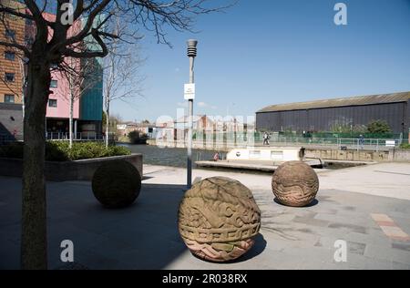 Schmalboot und das Loughborough Canal Basin auf dem Grand Union Canal, Loughborough, Leicestershire, England, Vereinigtes Königreich, Übersehen von modernen Studentenwohnungen. Stockfoto