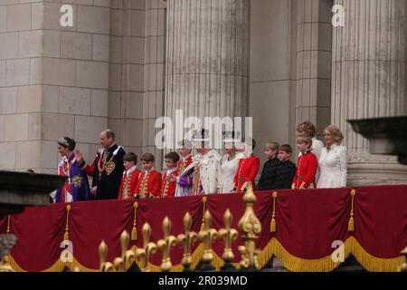 Westminster, London, Großbritannien. 6. Mai 2023. König Charles III und Königin Camilla, zusammen mit ihrer unmittelbaren Familie und engen Verwandten, machen das traditionelle Erscheinungsbild auf dem Balkon des Buckingham Palace nach ihrer Krönung in Westminster Abbey. Kredit: Motofoto/Alamy Live News Stockfoto