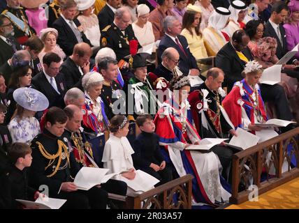 (Erste Reihe 3. von links nach rechts) der Prinz von Wales, Prinzessin Charlotte, Prinzessin Louis, Prinzessin von Wales, der Herzog und Herzogin von Edinburgh mit dem Herzog von Sussex (3. Reihe 4. von rechts) bei der Krönungszeremonie von König Charles III. Und Königin Camilla in Westminster Abbey, London. Foto: Samstag, 6. Mai 2023. Stockfoto