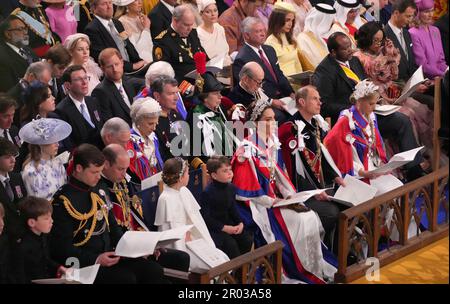 (Erste Reihe 3. von links nach rechts) der Prinz von Wales, Prinzessin Charlotte, Prinzessin Louis, Prinzessin von Wales, der Herzog und Herzogin von Edinburgh mit dem Herzog von Sussex (3. Reihe 4. von rechts) bei der Krönungszeremonie von König Charles III. Und Königin Camilla in Westminster Abbey, London. Foto: Samstag, 6. Mai 2023. Stockfoto