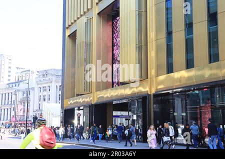 Neubau The Outernet, an der Tottenham Court Road/Charing Cross Road und dem südlichen Ausgang der U-Bahn und Elizabeth Line stn, auf St Giles Place, Großbritannien Stockfoto