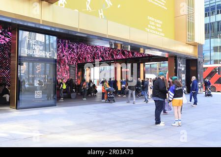 Neubau The Outernet, an der Tottenham Court Road/Charing Cross Road und dem südlichen Ausgang der U-Bahn und Elizabeth Line stn, auf St Giles Place, Großbritannien Stockfoto