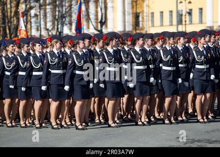 SANKT PETERSBURG, RUSSLAND - 08. MAI 2018: Kadetten der Akademie des Innenministeriums bei der Siegesparade. Sankt Petersburg Stockfoto