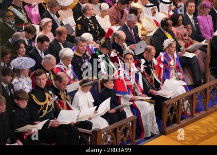 (Erste Reihe 4. von links nach rechts) der Prinz von Wales, Prinzessin Charlotte, Prinzessin Louis, Prinzessin von Wales, der Herzog und Herzogin von Edinburgh mit dem Herzog von Sussex (3. Reihe 4. von rechts) bei der Krönungszeremonie von König Charles III. Und Königin Camilla in Westminster Abbey, London. Foto: Samstag, 6. Mai 2023. Stockfoto