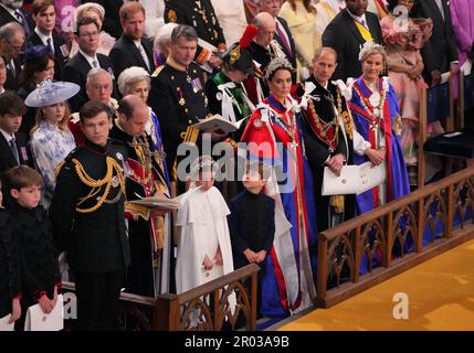 (Erste Reihe 3. von links nach rechts) der Prinz von Wales, Prinzessin Charlotte, Prinzessin Louis, Prinzessin von Wales, der Herzog und Herzogin von Edinburgh mit dem Herzog von Sussex (3. Reihe 4. von rechts) bei der Krönungszeremonie von König Charles III. Und Königin Camilla in Westminster Abbey, London. Foto: Samstag, 6. Mai 2023. Stockfoto