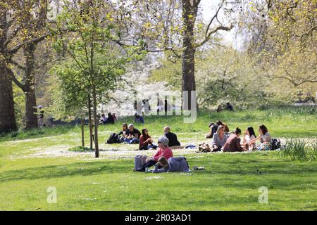 Frühlingssonne für das Feiertagswochenende Anfang Mai im St. James's Park im Zentrum von London, Großbritannien Stockfoto