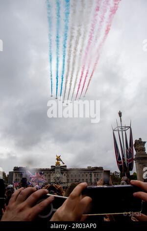 London, Großbritannien. 6. Mai 2023. König Karl III. Krönungstag. Rote Pfeile fliegen über den Buckingham Palace. Kredit: Sinai Noor/Alamy Live News Stockfoto