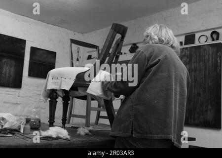 Studierende, die Projekte in einer Polsterwerkstatt durchführen. Stockfoto