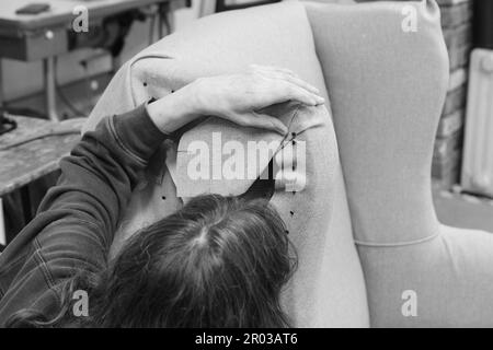 Studierende, die Projekte in einer Polsterwerkstatt durchführen. Stockfoto