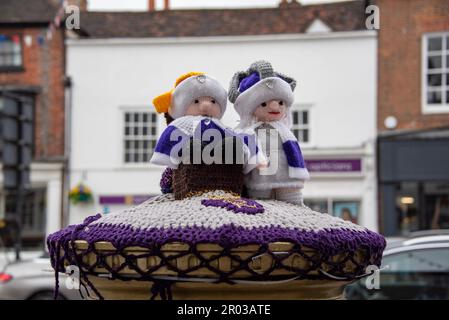 Henley-on-Thames, Oxfordshire, Großbritannien. Mai 6. 2023. Eine ziemlich nasse gestrickte Briefkastenauflage mit Bildern von König Charles und Königin Camilla im Regen am Krönungstag 2023. Kredit: Martin Anderson/Alamy Live News Stockfoto