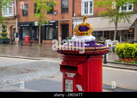 Henley-on-Thames, Oxfordshire, Großbritannien. Mai 6. 2023. Ein ziemlich nasser gestrickter Briefkastenaufsatz in Form einer Krone im Regen am Krönungstag 2023. Kredit: Martin Anderson/Alamy Live News Stockfoto