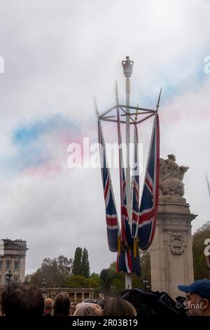 London, Großbritannien. 6. Mai 2023. Rote Pfeile fliegen über den Buckingham Palace. Kredit: Sinai Noor/Alamy Live News Stockfoto