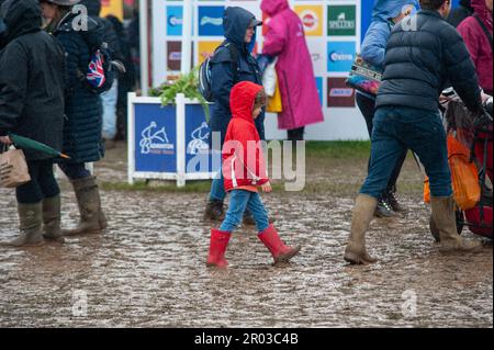 Bristol, Großbritannien. 06. Mai 2023. 6. Mai 2023 Ein Kind in wasserdichten Dächern am 2. Tag der 2023 Badminton Horse Trials präsentiert vom MARS im Badminton House bei Bristol, Gloucestershire, England, Großbritannien. Kredit: Jonathan Clarke/Alamy Live News Stockfoto