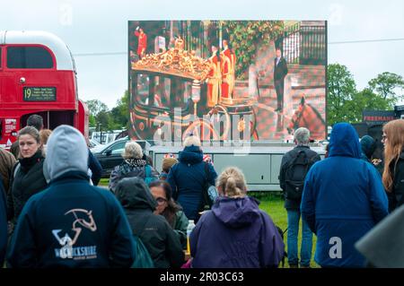 Bristol, Großbritannien. 06. Mai 2023. 6. Mai 2023 Zuschauer, die die Krönung von König Karl III. Auf den großen Leinwänden am 2. Tag der 2023 Badminton Horse Trials sehen, präsentiert vom MARS im Badminton House bei Bristol, Gloucestershire, England, Großbritannien. Kredit: Jonathan Clarke/Alamy Live News Stockfoto