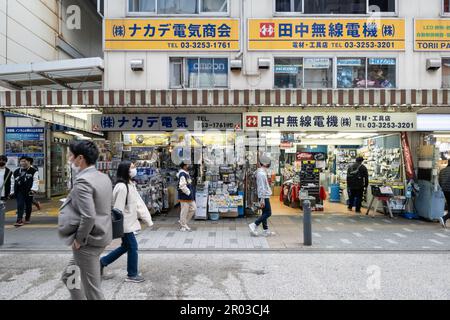 Verkaufsstände mit Elektroteilen in Akihabara, Tokio, Japan Stockfoto