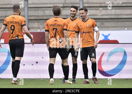 Lommel, Belgien. 06. Mai 2023. Deinzes Ayman Kassimi erzielt das 0-2. Tor während eines Fußballspiels zwischen Jong Genk (U23) und KMSK Deinze, Samstag, den 06. Mai 2023 in Genk, am 9. Tag (von 10) der Relegation Play-offs der 1B. Division der belgischen Meisterschaft „Challenger Pro League“ 2022-2023. BELGA FOTO JOHAN EYCKENS Kredit: Belga News Agency/Alamy Live News Stockfoto