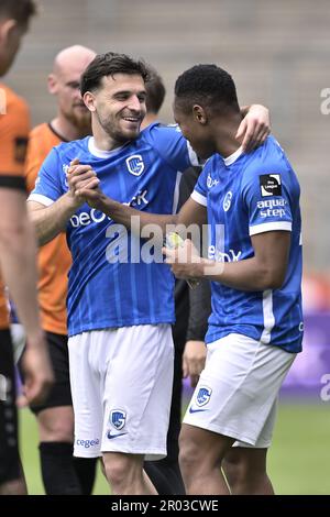 Lommel, Belgien. 06. Mai 2023. Jong Genks Bastien Toma und Jong Genks Kelvin Pius John nach einem Fußballspiel zwischen Jong Genk (U23) und KMSK Deinze, Samstag, den 06. Mai 2023 in Genk, am 9. Tag (von 10) Der Relegation Play-offs der 1B. Division der belgischen Meisterschaft der „Challenger Pro League“ 2022-2023. BELGA FOTO JOHAN EYCKENS Kredit: Belga News Agency/Alamy Live News Stockfoto