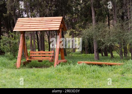 Holzbank im Park im Frühling Stockfoto