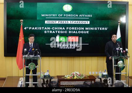 Islamabad, Pakistan. 6. Mai 2023. Der chinesische Staatsrat und Außenminister Qin Gang und der pakistanische Außenminister Bilawal Bhutto Zardari nehmen an einer gemeinsamen Pressekonferenz nach der vierten Runde des strategischen Dialogs der chinesischen und pakistanischen Außenminister in Islamabad, Pakistan, am 6. Mai 2023 Teil. Kredit: Ahmad Kamal/Xinhua/Alamy Live News Stockfoto