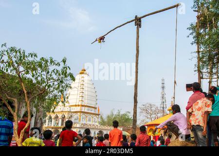 Purulia, Westbengalen Indien - 14. April 2023 : Eine Gruppe Hindu-Anhänger führt die Rituale durch. Es ist ein Volksfest in Westbengalen. Die letzte Feier Stockfoto