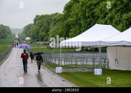 Windsor, Berkshire, Großbritannien. 6. Mai 2023. Auf dem langen Spaziergang in Windsor wurden Kontrollmaßnahmen für die Menge und Sicherheitsvorkehrungen getroffen, bereit für das BBC-Krönungskonzert morgen Abend. Tausende von Menschen werden sich morgen für die Sicherheitskontrolle anstellen, bevor sie das Privatgelände von Windsor Castle betreten, um das Krönungskonzert zu besuchen. Der König und die Königin werden zusammen mit Mitgliedern der königlichen Familie ebenfalls dort sein. Kredit: Maureen McLean/Alamy Live News Stockfoto