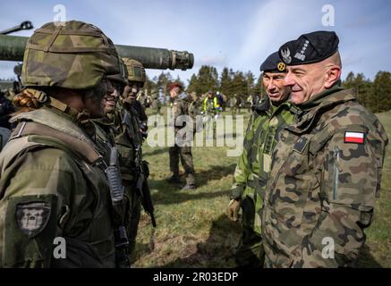 Rinkaby, Schweden. 06. Mai 2023. Der Oberbefehlshaber Schwedens Micael Bydén und der Oberbefehlshaber Polens Rajmund Andrzejczak (R) sprechen während der Militärübung Aurora 23 am Schießstand Rinkaby außerhalb der Kristianstad am 06. Mai 2023 mit konstituierten Panzerbesatzungen. Schwedische, polnische, amerikanische, finnische und dänische Truppen waren vor Ort, um den Feind zu bekämpfen, der das Hafengebiet um den Hafen von Ahus übernommen hatte.Foto: Johan Nilsson/TT/Code 50090 Kredit: TT News Agency/Alamy Live News Stockfoto