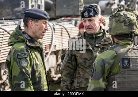 Rinkaby, Schweden. 06. Mai 2023. Der Oberbefehlshaber Schwedens, Micael Bydén (L), und der Oberbefehlshaber Polens, Rajmund Andrzejczak (C), unterhalten sich während der Militärübung der Aurora 23 am Schießstand Rinkaby außerhalb der Kristianstad am 06. Mai 2023 mit konskriptierten Panzerbesatzungen. Schwedische, polnische, amerikanische, finnische und dänische Truppen waren vor Ort, um den Feind zu bekämpfen, der das Hafengebiet um den Hafen von Ahus übernommen hatte.Foto: Johan Nilsson/TT/Code 50090 Kredit: TT News Agency/Alamy Live News Stockfoto