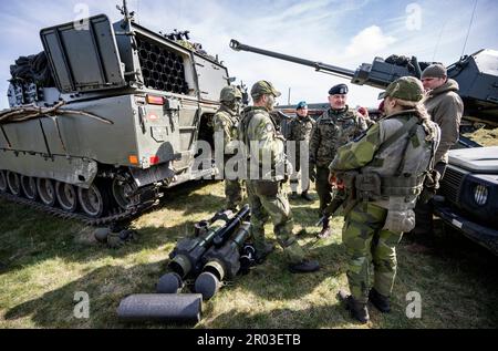 Rinkaby, Schweden. 06. Mai 2023. Der Oberbefehlshaber Polens Rajmund Andrzejczak (C) unterhält sich während der Militärübung Aurora 23 auf dem Schießstand Rinkaby außerhalb der Kristianstad am 06. Mai 2023 mit schwedischen Wehrdienstsoldaten zwischen einem Grkpbv90-Granatwerfer und einem Archer-Artilleriesystem. Schwedische, polnische, amerikanische, finnische und dänische Truppen waren vor Ort, um den Feind zu bekämpfen, der das Hafengebiet um den Hafen von Ahus übernommen hatte.Foto: Johan Nilsson/TT/Code 50090 Kredit: TT News Agency/Alamy Live News Stockfoto