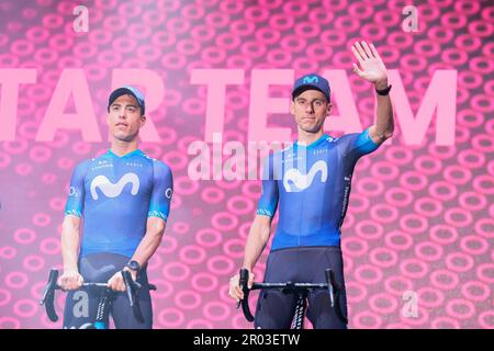 Albert Torres (L) und Carlos Verona (R) aus Spanien und Team Movistar, gesehen während der offenen Zeremonie des Giro d'Italia 2023 106., Teampräsentation auf der Piazza della Rinascita in Pescara. Stockfoto