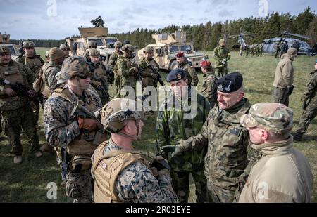 Rinkaby, Schweden. 06. Mai 2023. Oberbefehlshaber Micael Bydén (C) Schwedens und Oberbefehlshaber Rajmund Andrzejczak Polens unterhielten sich am 06. Mai 2023 mit dem Chef des US-Marinekorps-Bataillons Nathan K Knowels während der Militärübung Aurora 23 auf dem Schießstand von Rinkaby außerhalb der Kristianstad. Schwedische, polnische, amerikanische, finnische und dänische Truppen waren vor Ort, um den Feind zu bekämpfen, der das Hafengebiet um den Hafen von Ahus übernommen hatte.Foto: Johan Nilsson/TT/Code 50090 Kredit: TT News Agency/Alamy Live News Stockfoto