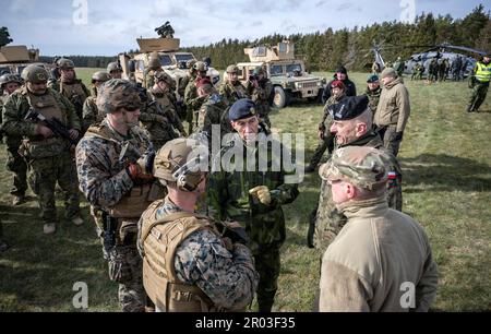 Rinkaby, Schweden. 06. Mai 2023. Oberbefehlshaber Micael Bydén (C) Schwedens und Oberbefehlshaber Rajmund Andrzejczak Polens unterhielten sich am 06. Mai 2023 mit dem Chef des US-Marinekorps-Bataillons Nathan K Knowels während der Militärübung Aurora 23 auf dem Schießstand von Rinkaby außerhalb der Kristianstad. Schwedische, polnische, amerikanische, finnische und dänische Truppen waren vor Ort, um den Feind zu bekämpfen, der das Hafengebiet um den Hafen von Ahus übernommen hatte.Foto: Johan Nilsson/TT/Code 50090 Kredit: TT News Agency/Alamy Live News Stockfoto