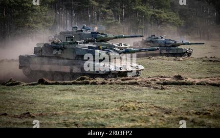 Rinkaby, Schweden. 06. Mai 2023. Ein Panzer 122 feuert das Maschinengewehr ab, während sie sich während der Aurora 23-Militärübung auf dem Rinkaby-Schießstand vor Kristianstad, Schweden, am 06. Mai 2023 auf den Feind zubewegen. Schwedische, polnische, amerikanische, finnische und dänische Truppen waren vor Ort, um den Feind zu bekämpfen, der das Hafengebiet um den Hafen von Ahus übernommen hatte.Foto: Johan Nilsson/TT/Code 50090 Kredit: TT News Agency/Alamy Live News Stockfoto