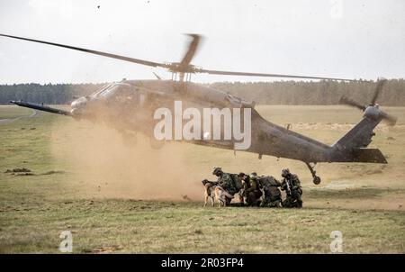 Rinkaby, Schweden. 06. Mai 2023. Ein Sikorsky HH-60 Pave Hawk Militärhubschrauber vom US 56. Rescue Corps, der während der Aurora 23 Militärübung am Rinkaby Schießplatz außerhalb Kristianstad, Schweden, am 06. Mai 2023 in Aktion war. Schwedische, polnische, amerikanische, finnische und dänische Truppen waren vor Ort, um den Feind zu bekämpfen, der das Hafengebiet um den Hafen von Ahus übernommen hatte.Foto: Johan Nilsson/TT/Code 50090 Kredit: TT News Agency/Alamy Live News Stockfoto