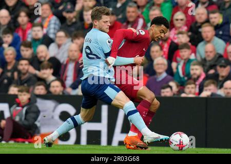 Mathias Jensen #8 von Brentford tritt mit Cody Gakpo #18 von Liverpool während des Premier League-Spiels Liverpool gegen Brentford in Anfield, Liverpool, Großbritannien, 6. Mai 2023 um den Ball an (Foto von Steve Flynn/News Images) Stockfoto